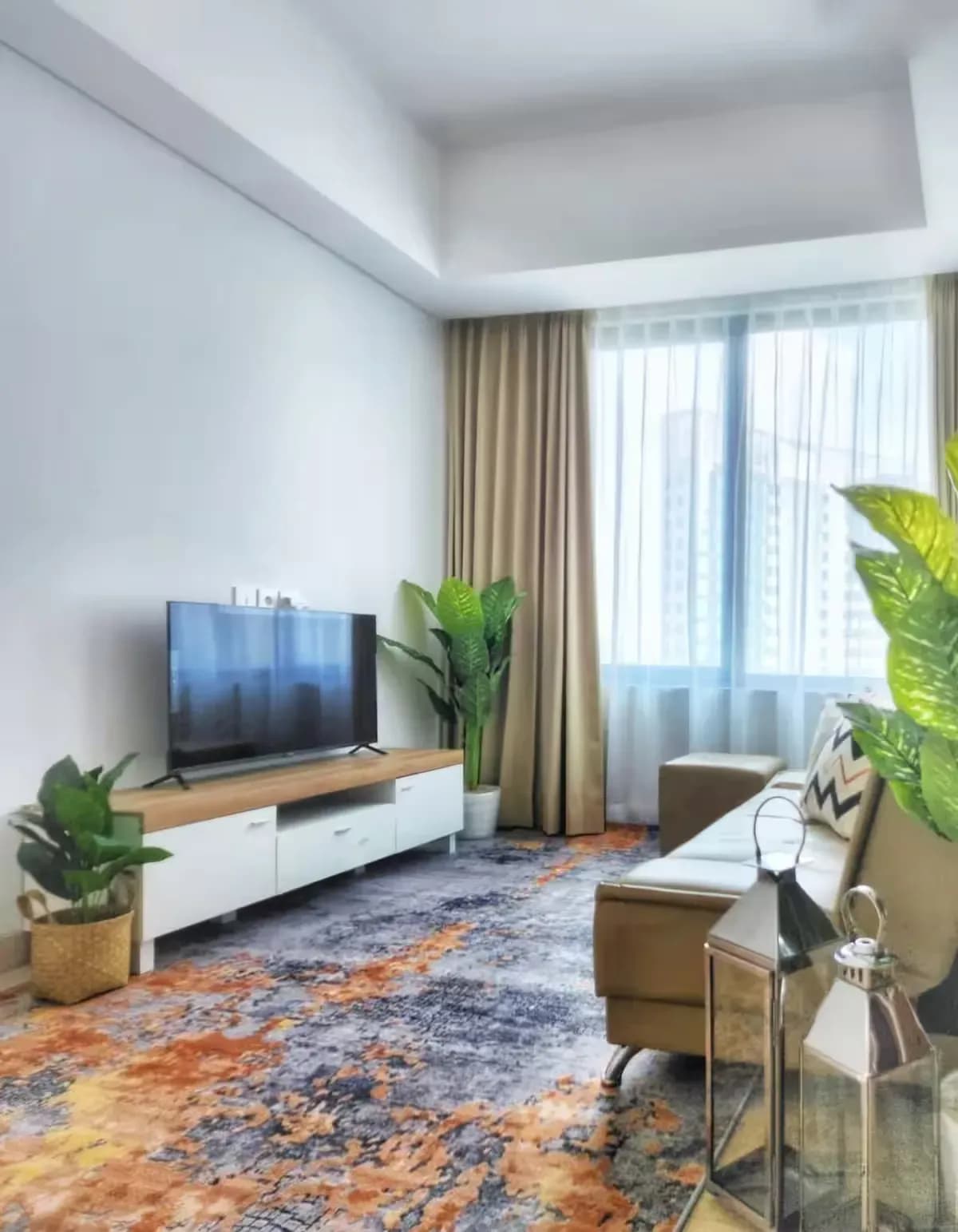 Palet Warna & Pencahayaan yang Bikin Apartemen Kecil Terasa Luas